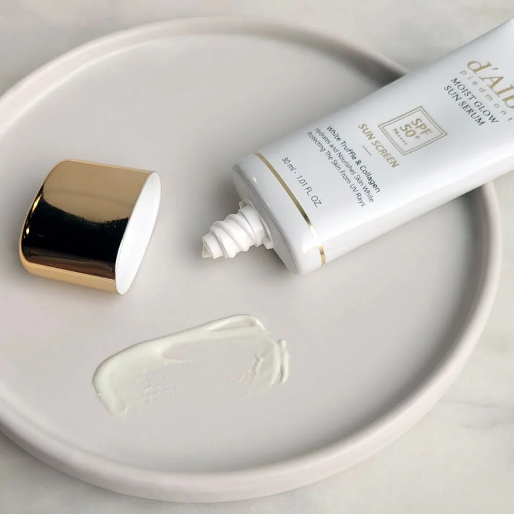 Санскрин с трюфелем d'Alba Moist Glow Sun Serum White Truffle&Collagen Sun Screen SPF50+ PA++++