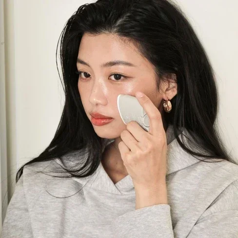 Солнцезащитный стик оснащен фильтрами SPF50 и отражающими MIZON MINERAL SUN STICK РА++++ 