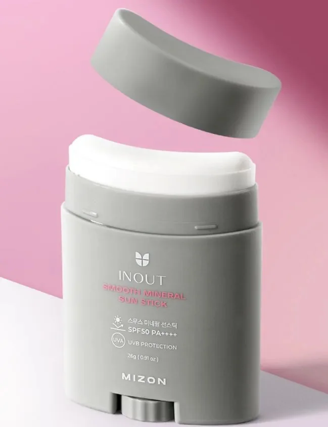 Солнцезащитный стик оснащен фильтрами SPF50 и отражающими MIZON MINERAL SUN STICK РА++++ 