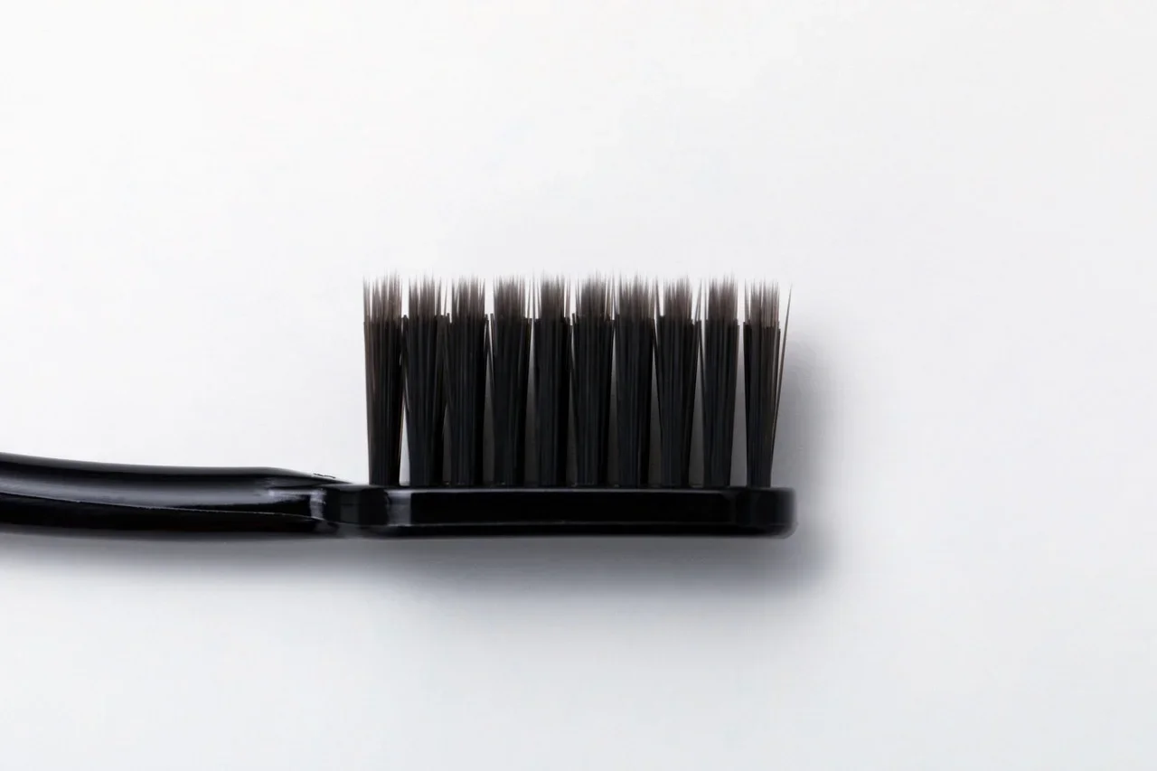 OMG Зубная щетка Charcoal toothbrush с угольным нанонапылением