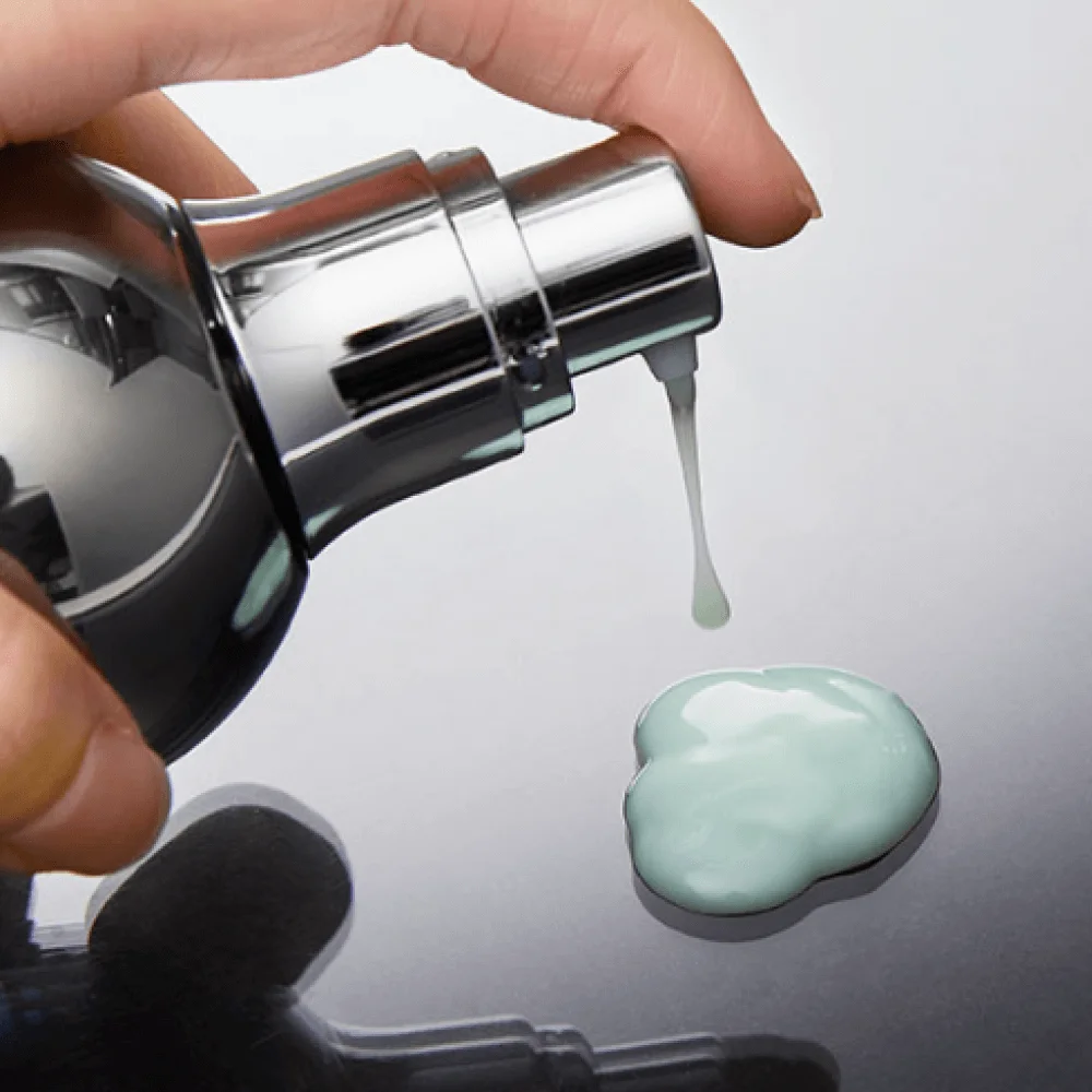 Охлаждающая кислородная эссенция для ровного тона MEDIPEEL Peptide 9 Volume White Cica Essence PRO