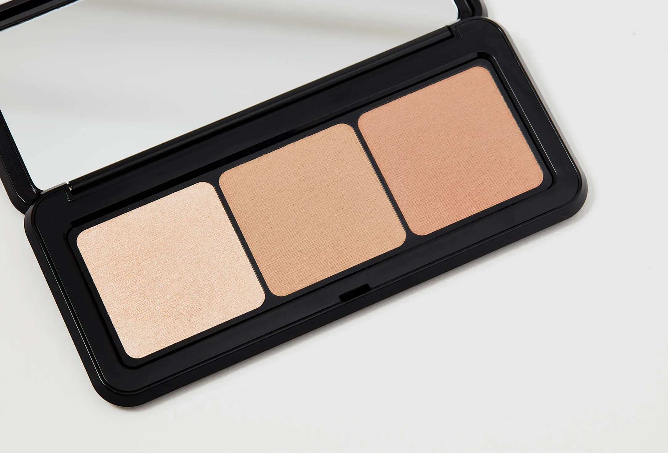 Пудровая палетка с хайлайтером для контурирования лица KIKO Contour Obsession 02 Medium 02