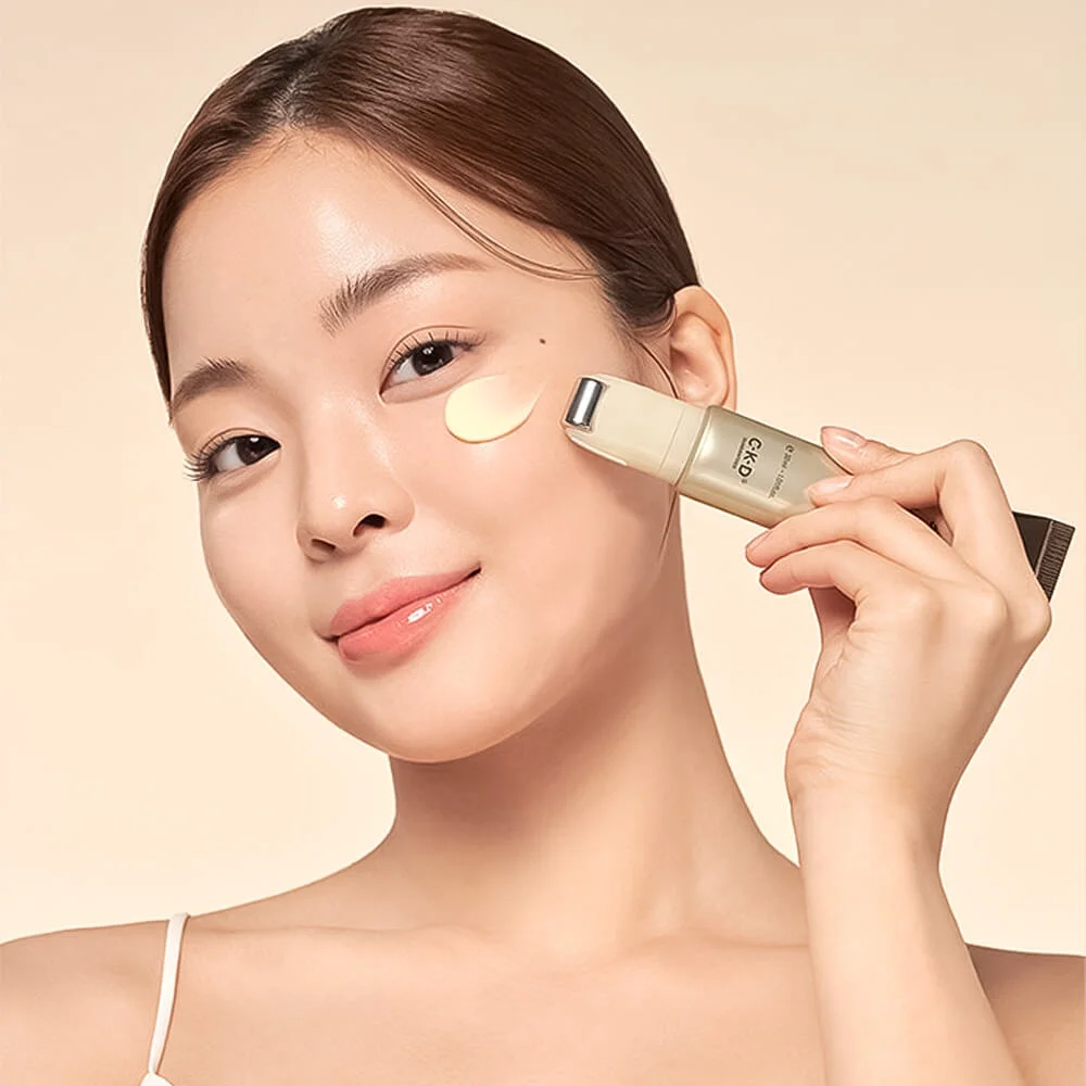 Омолаживающий крем для век с роликовым массажёром CKD Retinal 5X Guasha Eye Cream