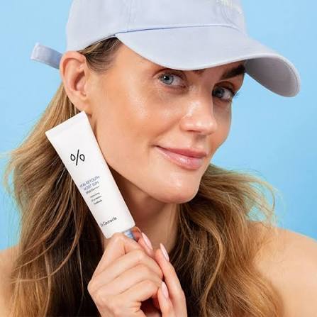 Солнцезащитный крем с гиалуроновой кислотой Dr.Ceuracle Hyal Reyouth Moist Sun SPF50+ PA++++